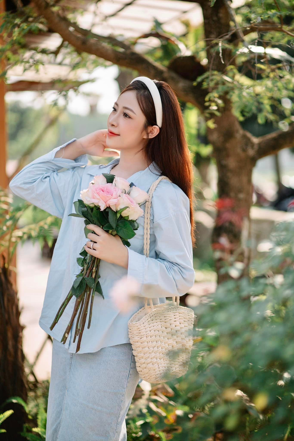 Qua hình ảnh được đăng tải, có thể thấy Nhật Linh cầm bó hoa, diện chiếc áo màu xanh tương đồng với Lưu Diệc Phi.