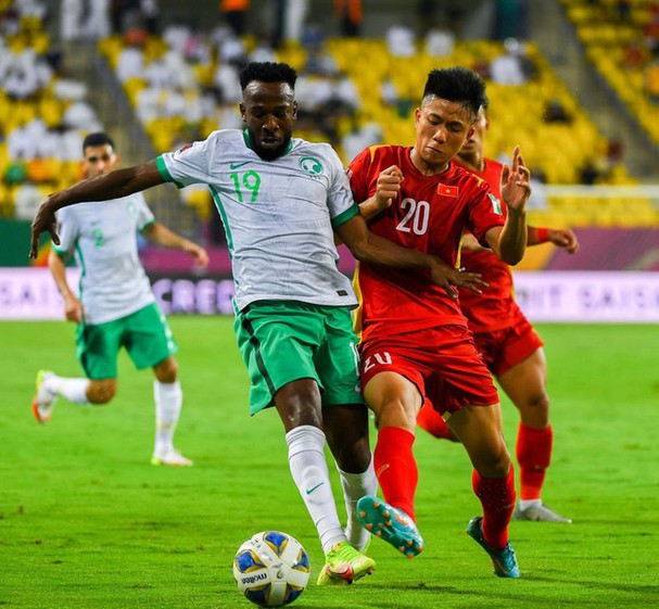 Dù có bàn thắng sớm của Quang Hải ngay phút thứ ba nhưng sau chiếc thẻ đỏ của Duy Mạnh, đội tuyển Việt Nam mất thế trận chỉ sau ít phút.