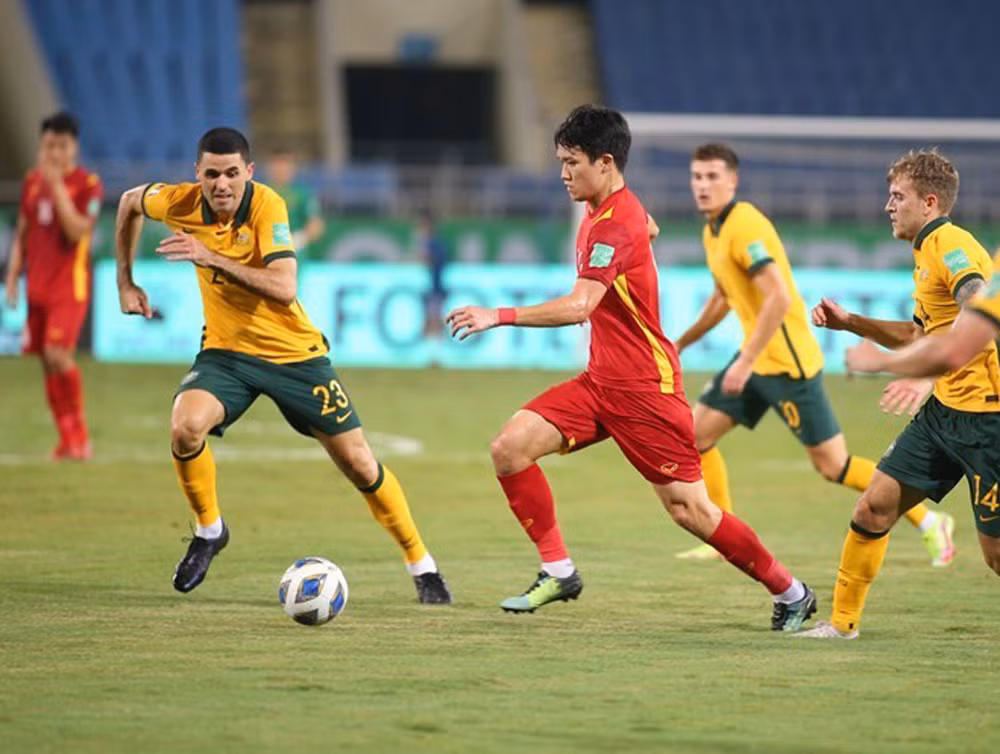 Thi đấu kiên cường, phòng ngự vững chắc trong phần lớn thời gian của hiệp 1 nhưng trong phút lơ là của hàng phòng ngự, đội tuyển Việt Nam nhận bàn thua từ pha bóng bổng trước Australia.