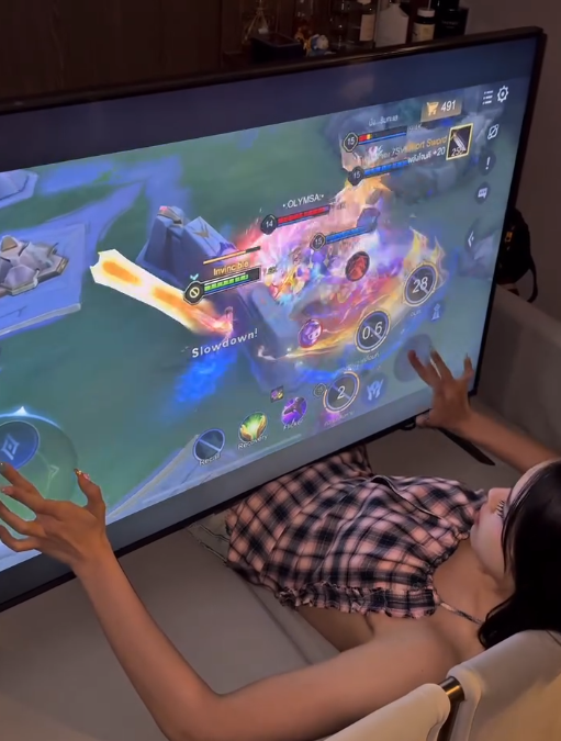 Hành động này của nàng hot girl không chỉ gây chú ý mà còn khiến không ít người lo ngại về tính hiệu quả và tiện dụng của cách chơi game giao diện cồng kềnh này.