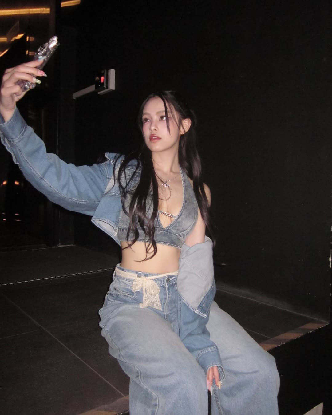 Nhiều người không thể hiểu được lý do tại sao cô lại chọn một phương thức chơi game cồng kềnh như vậy. Việc sử dụng điện thoại thông minh hay máy tính bảng luôn được ưu tiên vì tiện lợi, còn việc dùng một chiếc tivi màn hình cảm ứng để chơi game thì lại khiến nhiều người phải đặt câu hỏi: Liệu cách chơi này có thực sự mang lại trải nghiệm tốt hơn hay chỉ là chiêu trò gây chú ý của gái xinh?