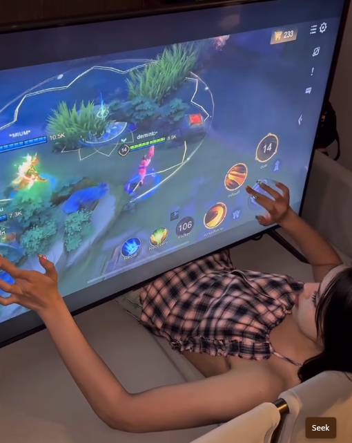 Mới đây, một cô gái xinh đẹp đã khiến cộng đồng mạng phải bất ngờ khi chơi game Liên Quân trên một chiếc tivi màn hình cảm ứng cực lớn thay vì điện thoại.