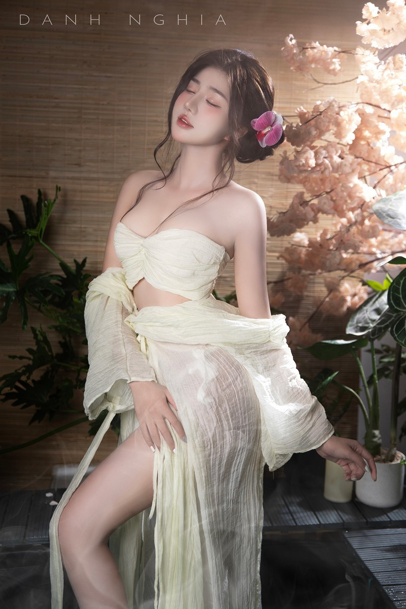 Sự hợp tác với nhiếp ảnh gia Danh Nghĩa đánh dấu một cột mốc quan trọng trong sự nghiệp của Huỳnh Mai Linh. Đây không chỉ là bộ ảnh đẹp mà còn là lời khẳng định cô đã sẵn sàng chinh phục những đỉnh cao mới.