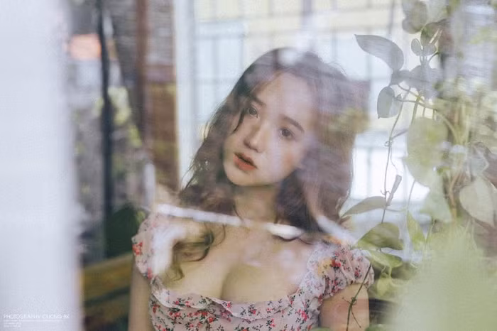 Phạm Châu Hồng Vân là một cái tên không còn quá xa lạ với giới trẻ Việt. Cô nàng từng gây sốt MXH với bức ảnh thẻ hoàn hảo của mình và được gọi là "hot girl ảnh thẻ".