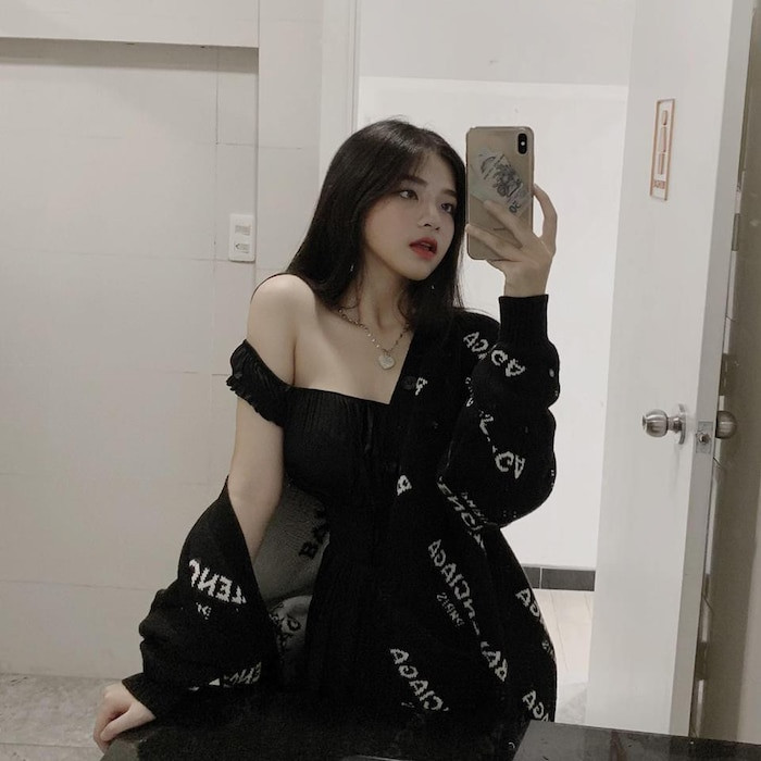 Trên Instagram cá nhân của mình, Ngọc Quỳnh có 455.000 người theo dõi. Đây chính là ”gương mặt vàng” của làng thời trang Sài Gòn, khi cô nàng được rất nhiều thương hiệu thời trang local chọn làm KOL để quảng bá cho sản phẩm.