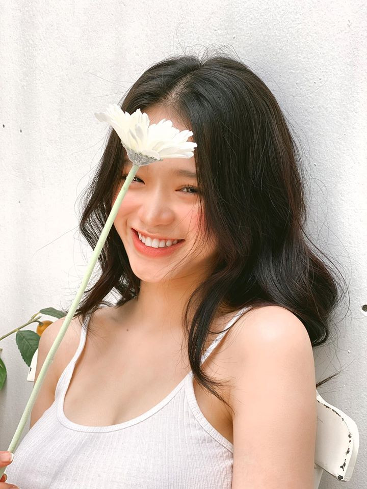 Đứng đầu trong danh sách hot girl Việt có lượng follow khủng trên Instagram là cái tên khá quen mặt Linh Ka. Cô nàng có tới 1,5 triệu người theo dõi trên trang cá nhân @linggka109.