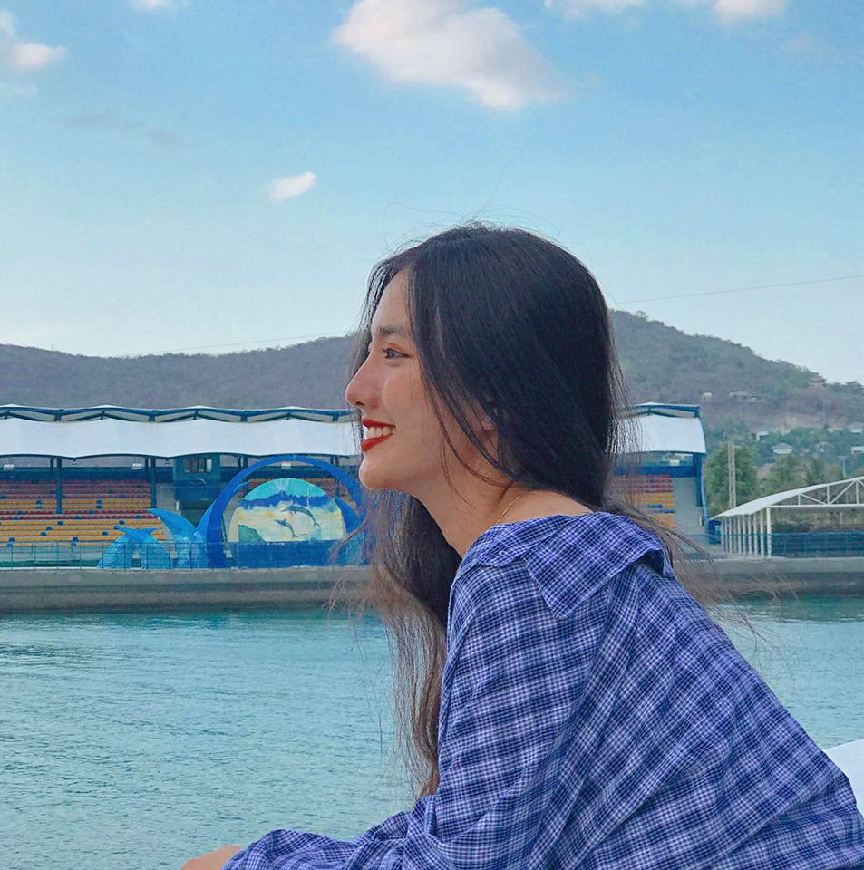 Từ nhỏ, Mỹ Kiều đã được mọi người xung quanh khen ngợi vẻ ngoài ưa nhìn, nước da trắng. Khi lớn lên, cô nàng nuôi tóc dài nữ tính.