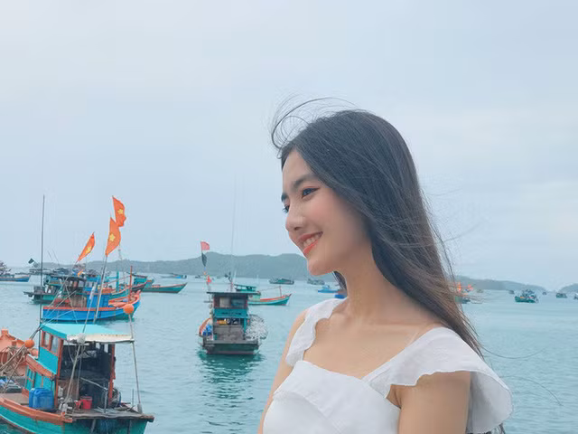 Mỹ Kiều không chọn lựa con đường học đại học như bạn bè đồng trang lứa, cô dũng cảm rẽ ngang để theo đuổi đam mê với nghề trang điểm và làm người mẫu ảnh.