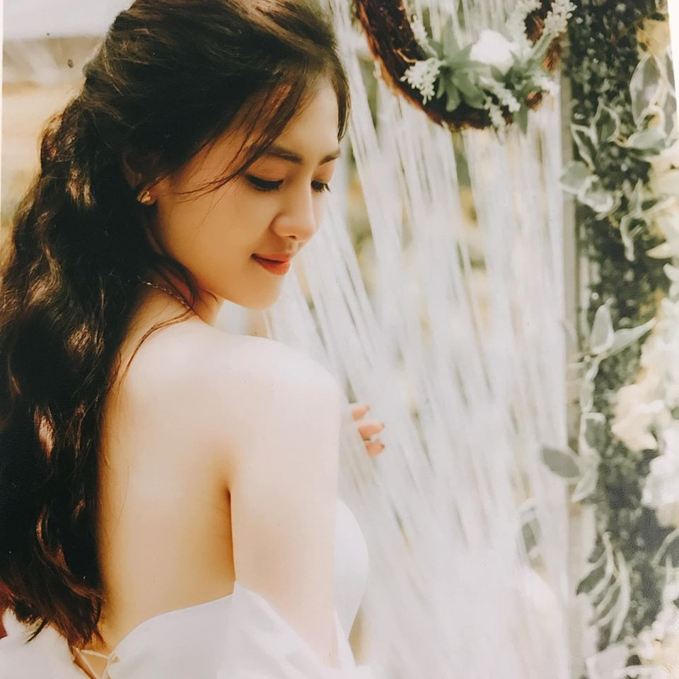 Lương Mỹ Kiều là cái tên mới nổi trong dàn hot girl Việt. Cô gái người Kiên Giang gây sốt với những bức ảnh "góc nghiêng thần thánh" ai nhìn cũng phải khen.