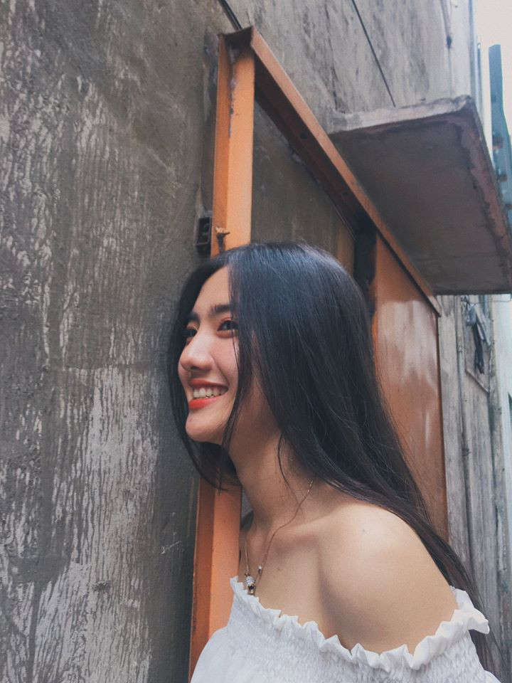 Khuôn mặt thon dài, lông mày rậm, sống mũi cao khiến Mỹ Kiều nhiều lần bị lầm tưởng là con gái Thái Lan.