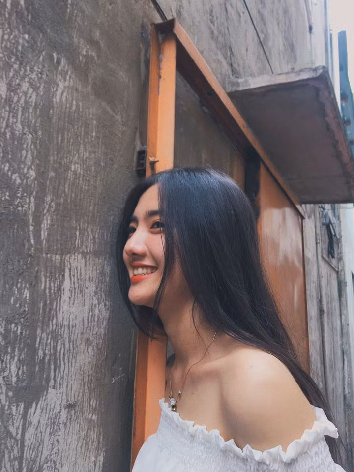 Khuôn mặt thon dài, lông mày rậm, sống mũi cao khiến Mỹ Kiều nhiều lần bị lầm tưởng là con gái Thái Lan.