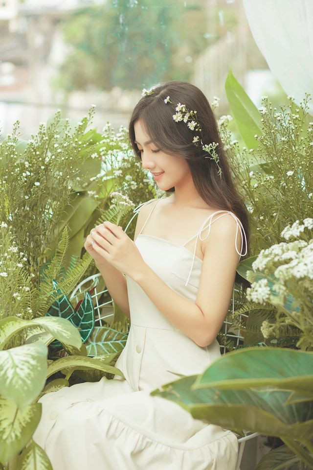 Cũng nhờ góc nghiêng thần thánh đẹp không chỗ chê mà Mỹ Kiều Mỹ Kiều khoe được triệt để sống mũi cao, gương mặt thanh thoát khiến bao chàng xao xuyến. Chính vì vậy, hot girl này được được dân mạng ưu ái phong tặng danh hiệu “thánh góc nghiêng”.