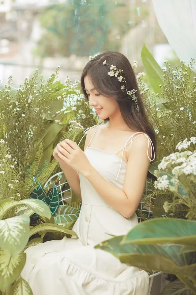 Cũng nhờ góc nghiêng thần thánh đẹp không chỗ chê mà Mỹ Kiều Mỹ Kiều khoe được triệt để sống mũi cao, gương mặt thanh thoát khiến bao chàng xao xuyến. Chính vì vậy, hot girl này được được dân mạng ưu ái phong tặng danh hiệu “thánh góc nghiêng”.