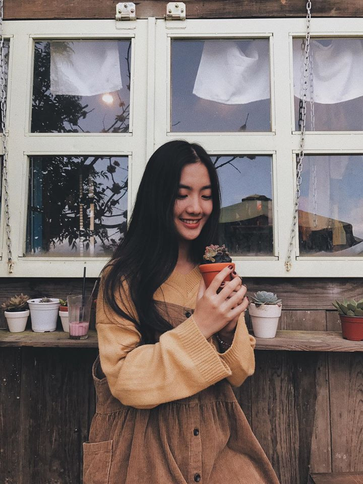 Mỹ Kiều chia sẻ: "Dạo gần đây em có nhận được khá nhiều lời mời kết bạn và tin nhắn làm quen. Em cũng thường được các bạn nói là góc nghiêng sẽ tôn lên khuôn mặt mình, nên cũng thành thói quen chụp ảnh như vậy luôn".