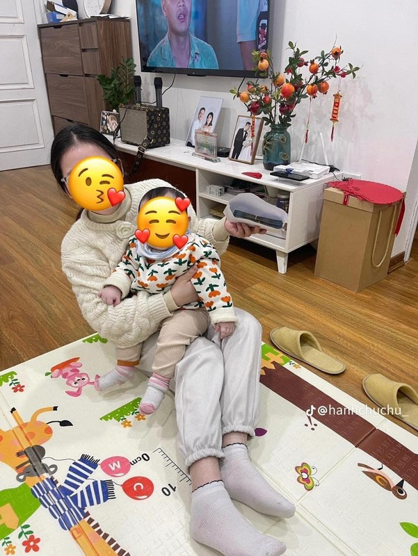 "Nguỡng mộ tình cảm của chồng dành cho bạn, hãy trân trọng anh ấy và bạn cũng rất xứng đáng có đc điều đó", hay "Ngưỡg mộ lắm, chúc anh chị mãi hạnh phúc như thế này nhé... cùng nhau nắm chặt tay đi qua giông tố của cuộc đời"; "Người đàn ông của năm đây rồi"... là những điều mà netizen bình luận.