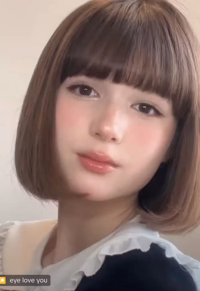 Theo tìm hiểu, cô gái này là một TikToker sở hữu 30.000 người theo dõi tên Alice Robins, sinh năm 2008. Alice có ngoại hình khá Tây nhờ lai hai dòng máu Anh - Nhật.