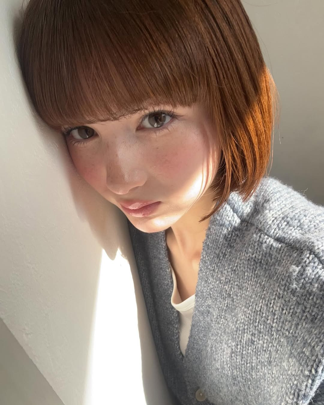 Theo tìm hiểu, Alice Robins kém Xoài Non 8 tuổi và hiện cũng là người mẫu ảnh có tiếng tại Nhật Bản.