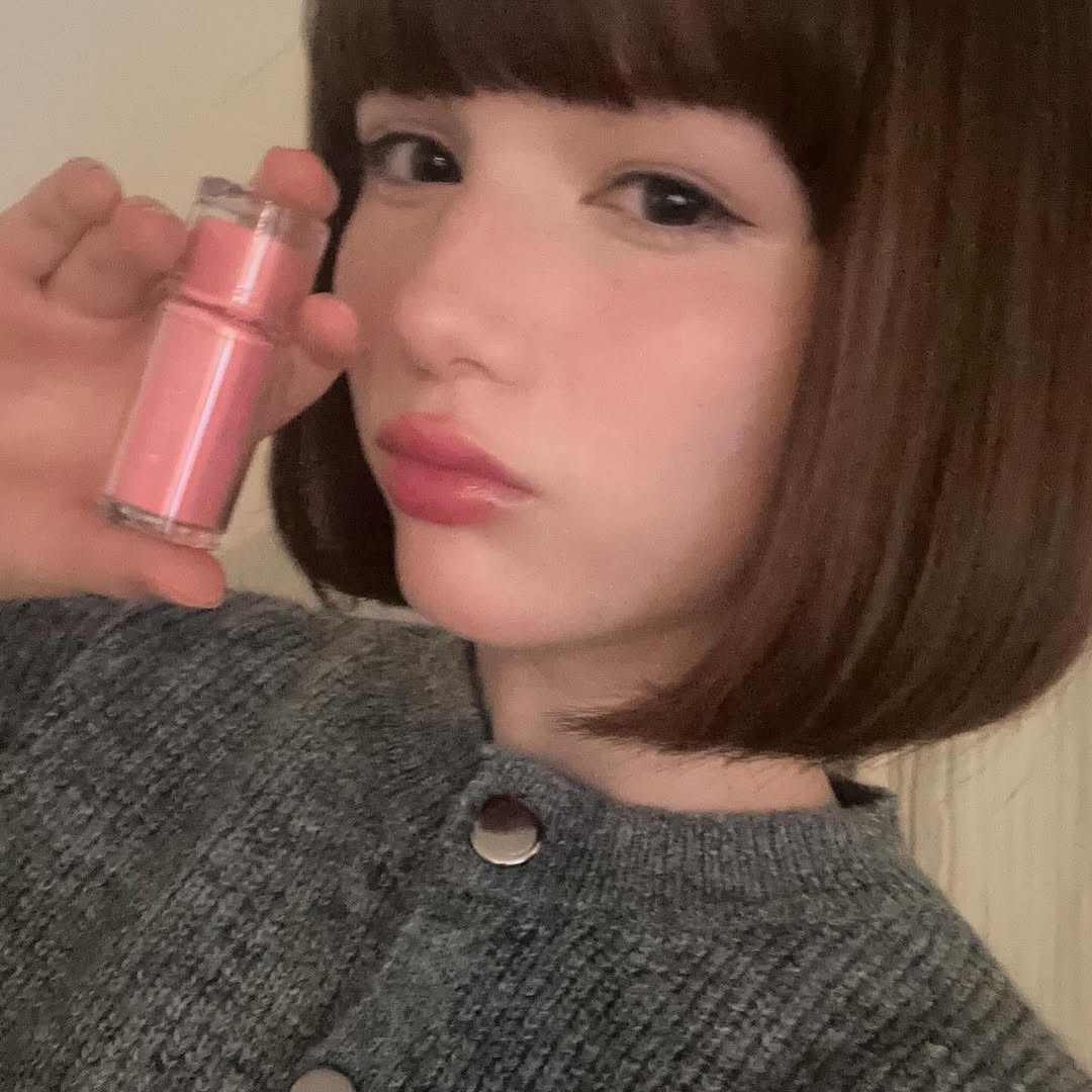 Chỉ cần lướt TikTok hay Facebook, không khó để thấy những video “gặp bản sao của mình”, hoặc các hình ảnh so sánh giữa hai người xa lạ có khuôn mặt giống đến mức khiến người xem giật mình.