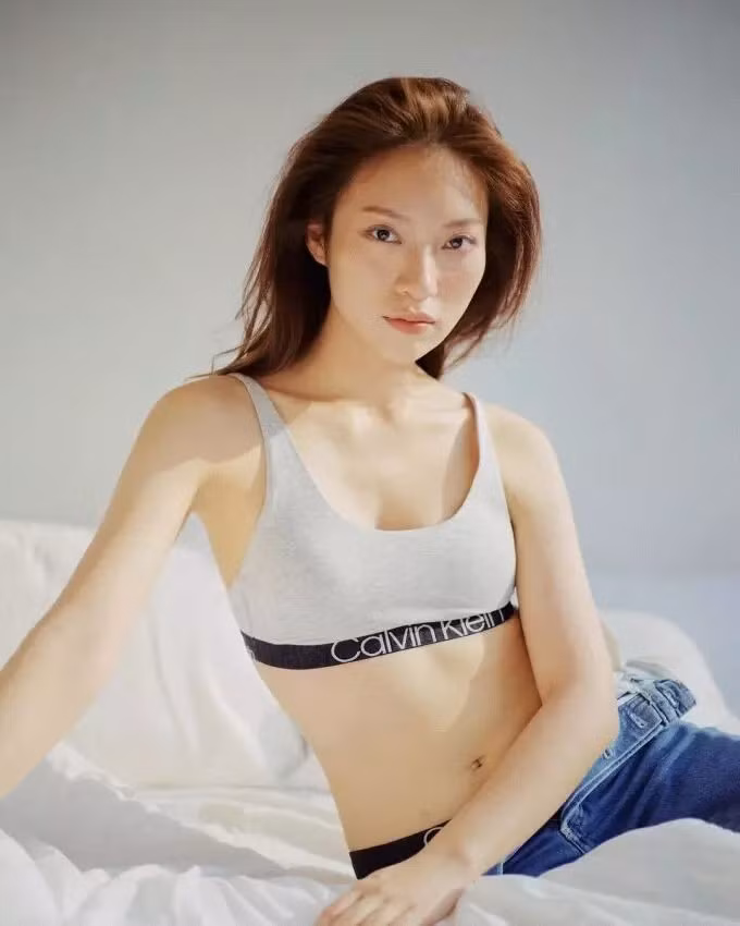 Trước đó, Khánh Vy cũng từng khiến nhiều người bất ngờ khi chia sẻ bộ ảnh diện nội y thể thao cùng quần jeans, những set đồ mà cô mặc tôn lên vẻ khỏe khoắn, tươi trẻ của người con gái.