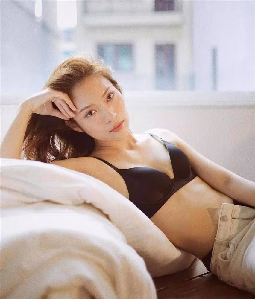 Song dù lần này có "cãi" lời phụ huynh nhưng so ra, thiết kế áo tắm của Khánh Vy vẫn rất kín đáo với phần tay dài, tông màu đen đơn giản. Cô nàng còn khéo léo tạo dáng che chắn. Nhìn toàn tấm ảnh chỉ thấy đẹp, tươi tắn chứ không có cảm giác quá quyến rũ.