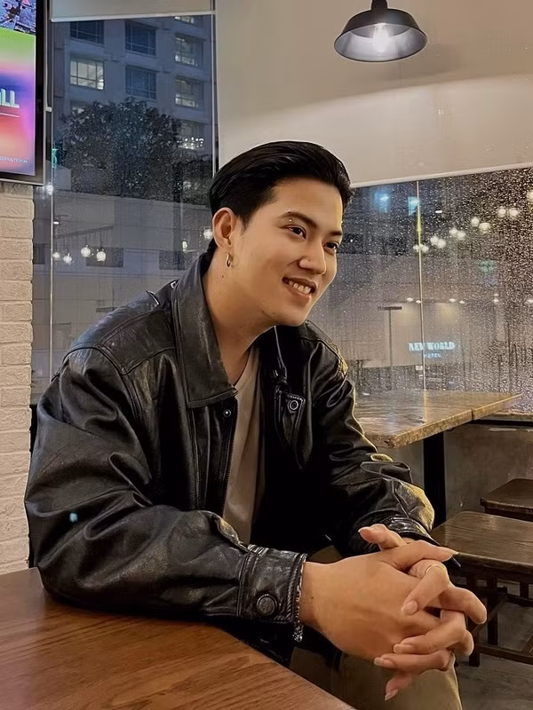 Bên cạnh những clip gây tranh cãi, chàng trai này còn nhận nhiều quan tâm khi sở hữu ngoại hình sáng. TikToker từng được một số nghệ sĩ mời hợp tác, trong đó có Thu Minh.