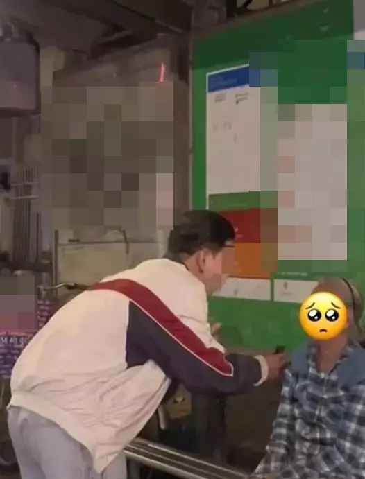 Gặp một cụ già đang ngồi ở bến xe buýt, thay vì chào hỏi lễ phép, Tiktoker lại sỗ sàng: "Hello (xin chào) bà già nghèo khổ giữa trời đông cô đơn”.