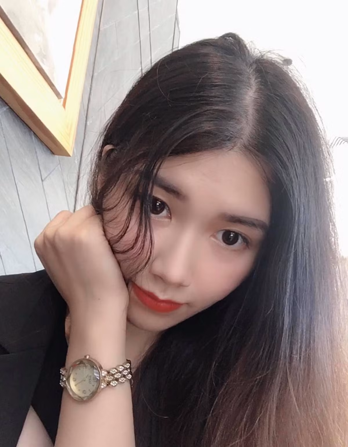 Chia sẻ về sự thay đổi về ngoại hình, Anh Thư cho biết mình không hề phẫu thuật thẩm mỹ mà tự điều chỉnh cũng như chăm sóc bản thân tốt hơn.