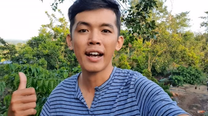 Sang Vlog với kênh Youtube cùng tên được biết đến là "YouTuber nghèo nhất Việt Nam". Người ta yêu mến chàng trai này bởi sự thật thà, chân chất và tinh thần nỗ lực không ngừng nghỉ.