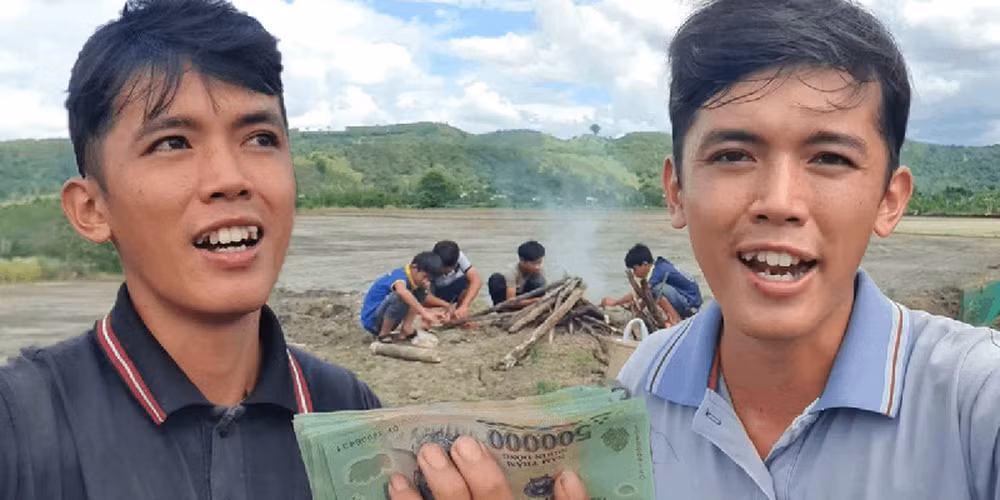 Ở clip đầu tiên, chàng YouTuber cho biết mình bắt đầu học hỏi khi có 1 anh gần nhà làm clip về bắt rắn nhưng kênh đó chỉ có vài trăm người đăng ký.