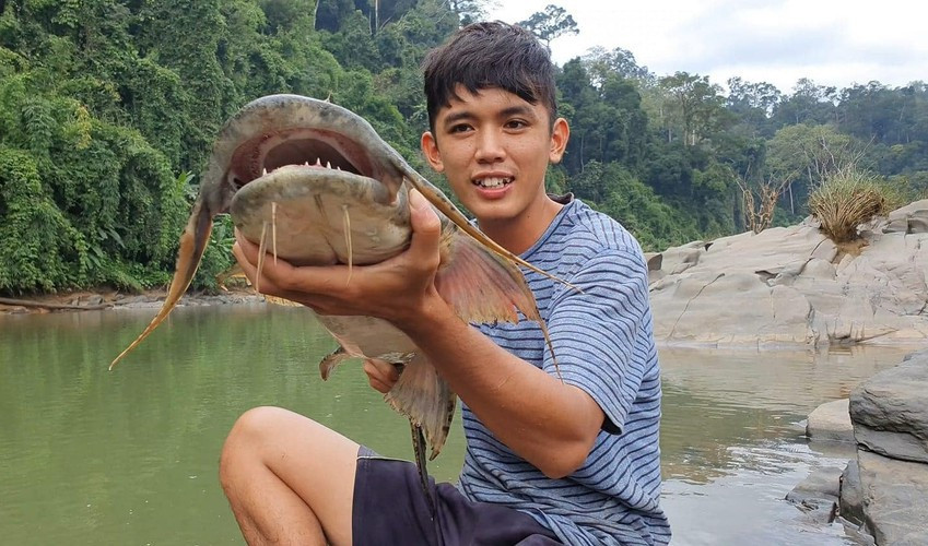 Câu trả lời có phần "trước sau bất nhất" của Sang Vlog khiến dân mạng không biết đâu mới là sự thật chính xác. Điều này chắc vẫn cần lời xác nhận của chàng YouTuber mới biết được đáp án thực sự.