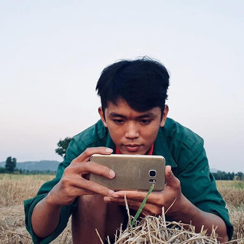  Sang Vlog từng chia sẻ, thời điểm mới bắt đầu làm YouTube, anh chàng chỉ có chiếc điện thoại cũ đồng hành.