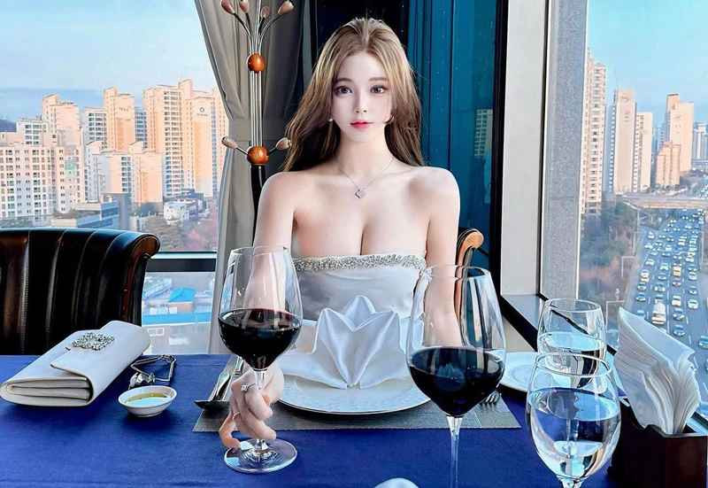 Bên cạnh nhiều lời khen có cánh và thiện chí thì Seo Yoo A cũng nhận được nhiều phản hồi không hay, một số ý kiến cho rằng cô nàng mặc gợi cảm ơn sân golf chẳng khác nào làm kiều nữ.