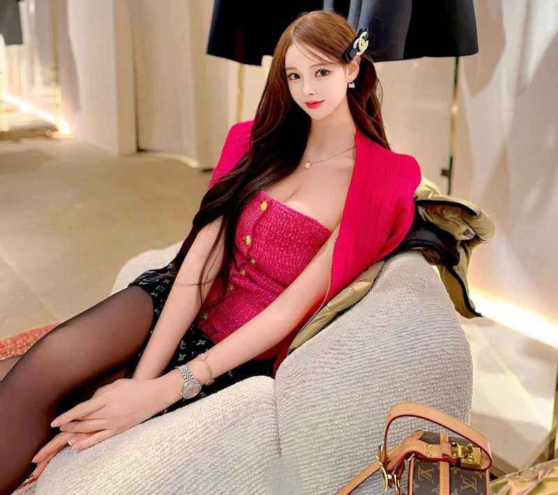 Seo Yoo A là "hot girl dược phẩm" được nhiều người biết đến trên mạng xã hội vì từng kinh doanh mặt hàng này. Cô nàng thường tư vấn cho người hâm mộ về lĩnh vực của bản thân.