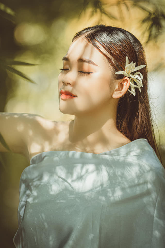 Trên trang cá nhân của Ngân Thảo vừa chia sẻ loạt ảnh xinh xắn với trang phục dân tộc Khmer, cô nàng gửi lời chúc sức khỏe đến mọi người và mong sẽ sớm vượt qua dịch bệnh cùng những khó khăn trước mắt.