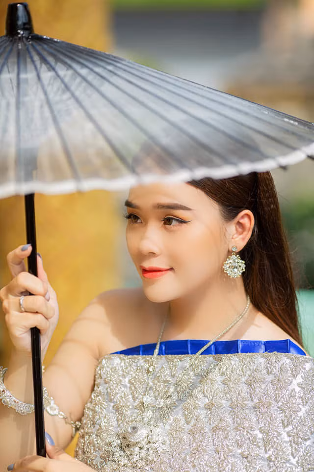 Trước hoàn cảnh của Ngân Thảo, MC Ngô Kiến Huy đã tài trợ toàn bộ số tiền làm lại răng cho "thánh sún" và cuộc sống của cô như bước sang trang mới khi sở hữu hàm răng đều và nụ cười đẹp.