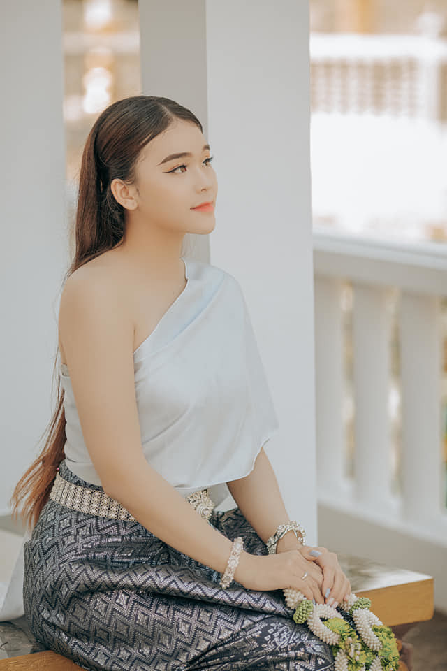 Ngân Thảo hóa thân thành cô gái Khmer e ấp, thướt tha, không thể phủ nhận rằng sau khi làm lại răng nhan sắc của cô nàng 9X thăng hạng rõ rệt.