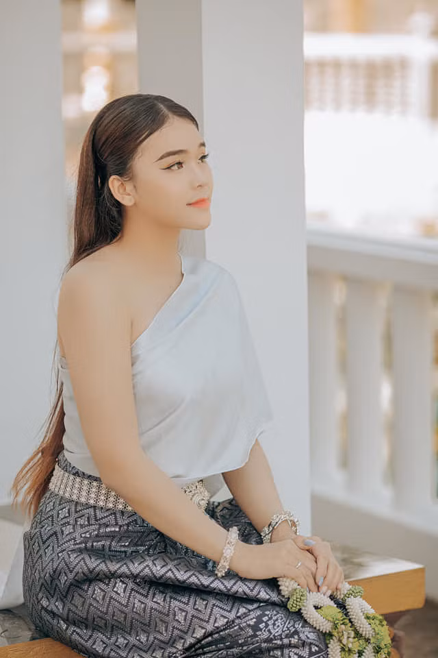 Ngân Thảo hóa thân thành cô gái Khmer e ấp, thướt tha, không thể phủ nhận rằng sau khi làm lại răng nhan sắc của cô nàng 9X thăng hạng rõ rệt.