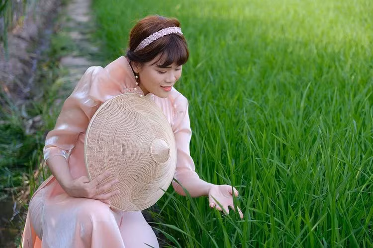 Từ ngày sự nghiệp thăng hoa, nhan sắc của Ngân Thảo cũng được chăm chút nhiều hơn, làn da trắng hồng cải thiện trông thấy.