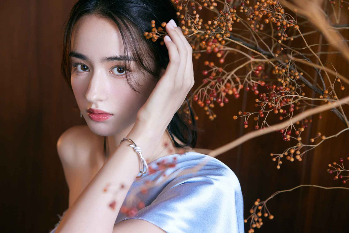 Khi người đẹp sinh năm 2003 không cười, cô mang vẻ lạnh lùng bí ẩn, nhưng nếu cô nở nụ cười sẽ thấy sự trẻ trung, dễ thương.