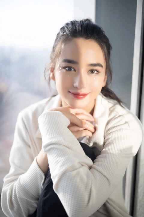 15 tuổi, Lý Uyển Đát lọt vào mắt xanh của đạo diễn Vương Gia Vệ và được ông ký hợp đồng quản lý.