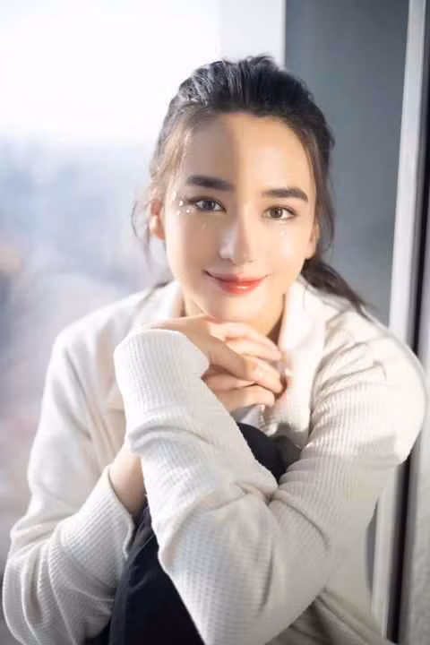 15 tuổi, Lý Uyển Đát lọt vào mắt xanh của đạo diễn Vương Gia Vệ và được ông ký hợp đồng quản lý.