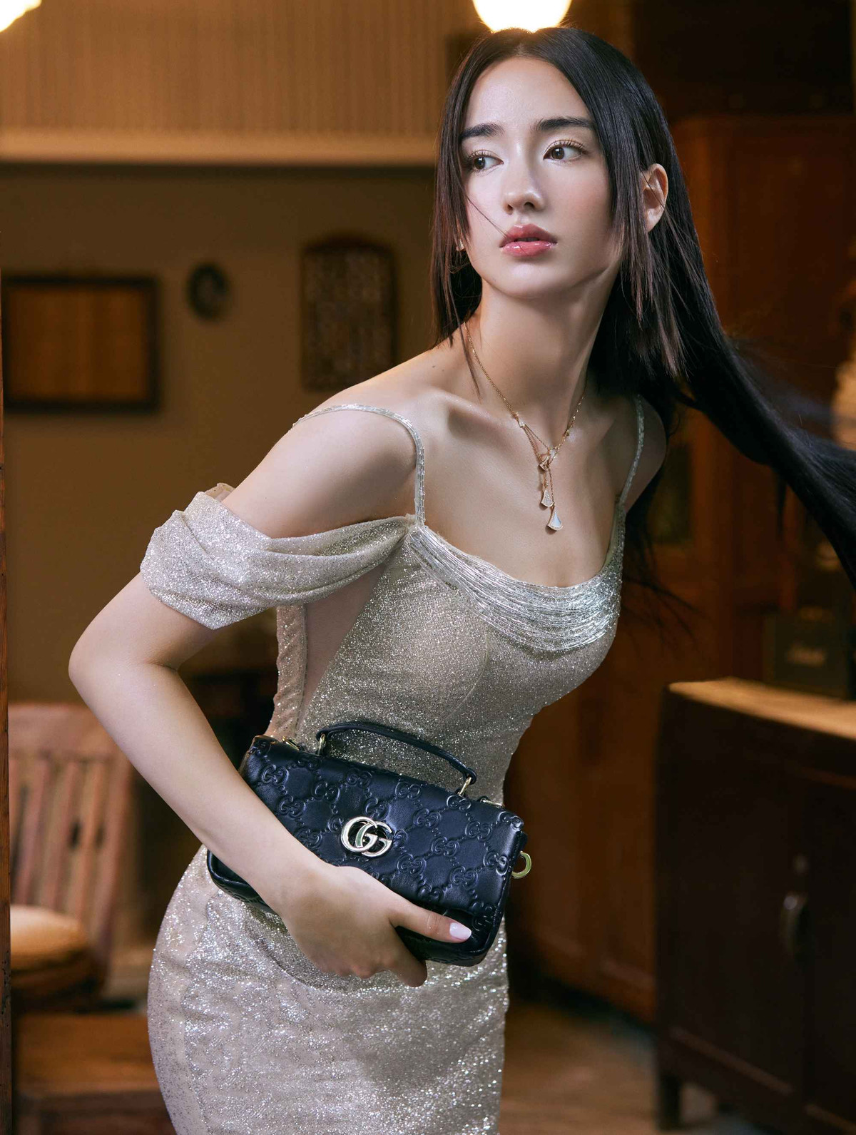 Khán giả cũng cho rằng nét của Lý Uyển Đát không thuần Trung Quốc, khó có thể đóng các phim cổ trang ngôn tình.