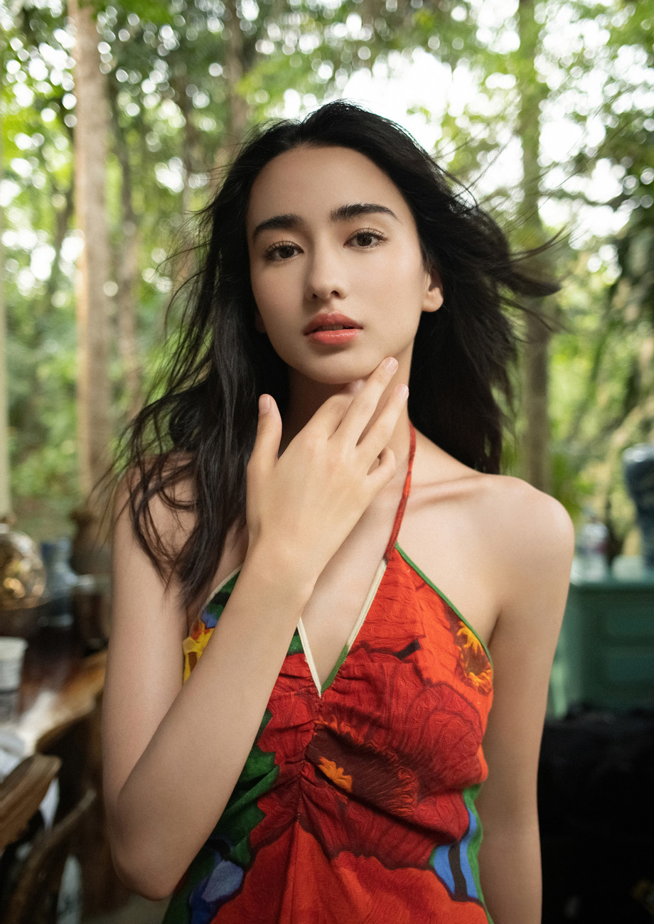 Lý Uyển Đát còn biết cưỡi ngựa, bắn cung, có tài ca hát, múa, nói được 5 thứ tiếng: Tiếng Trung, tiếng Đức, Tiếng Anh, Tiếng Pháp, Tiếng Tây Ban Nha.