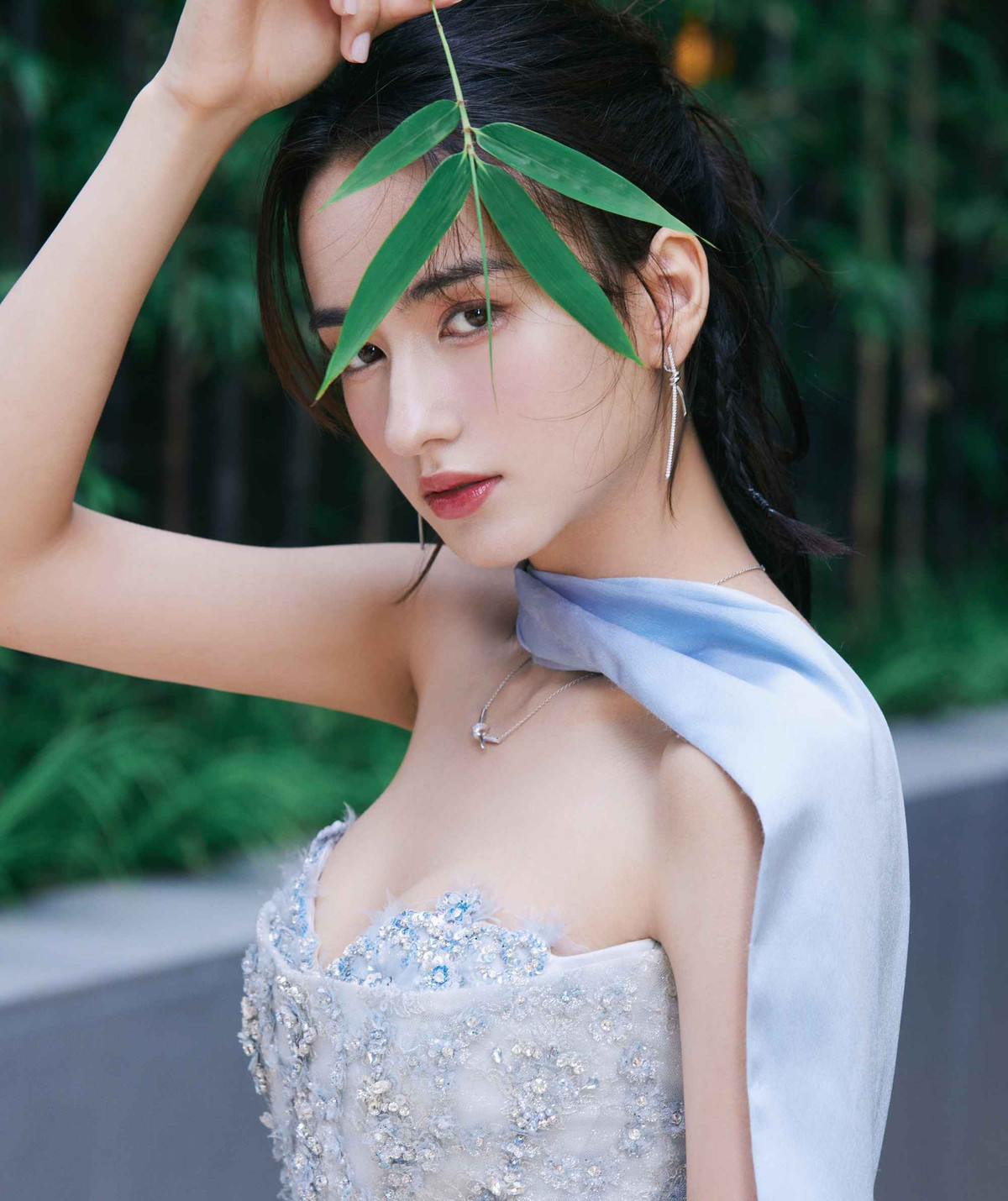 Những sắc thái đa dạng của Lý Uyển Đát oanh tạc mạng xã hội Weibo. Thậm chí, cả trong những hình ảnh chất lượng kém cũng không thể che mờ nhan sắc tuyệt mỹ của cô.