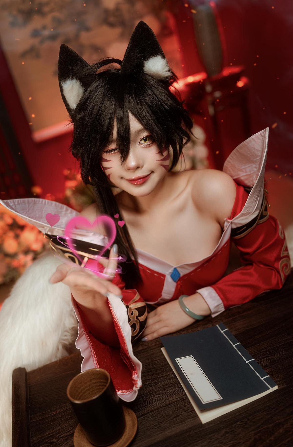 Chính nữ MC chủ nhân của màn hóa thân cũng phải thốt lên bất ngờ: "Sốc ngang vì hình raw quá đẹp. Lần đầu trong đời chụp cos cảm thấy không cần edit hình luôn".