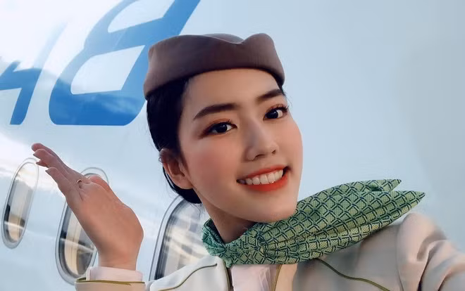 Bùi Lan Phương sinh năm 1997 là nữ tiếp viên hàng không từng gây chú ý khoe điệu múa uyển chuyển trên máy bay thu hút sự chú ý trên mạng.