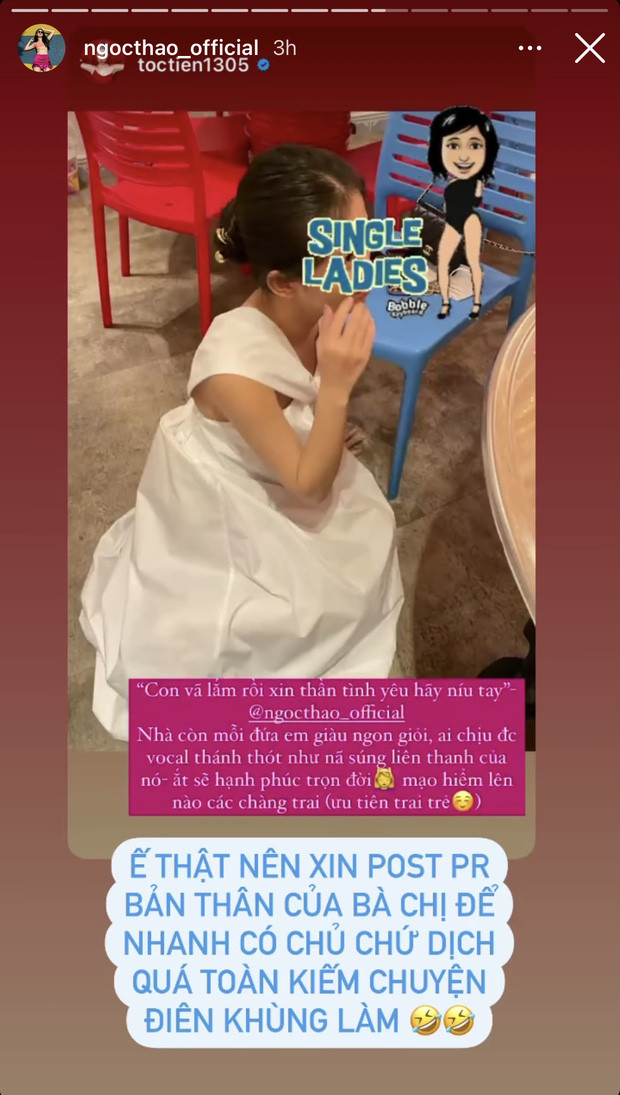 Cụ thể, trên dòng story của mình, Tóc Tiên có màn "rao bán" Ngọc Thảo khá bá đạo: "Nhà còn mỗi đứa em giàu xinh giỏi, ai chịu được vocal thánh thót như nã súng liên thanh của nó ắt sẽ hạnh phúc trọn đời. Mạo hiểm lên nào các chàng trai (ưu tiên trai trẻ)".