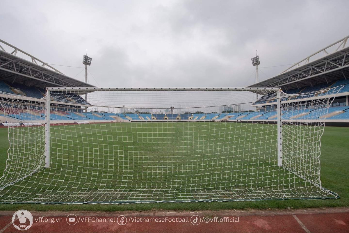 Fanpage Liên đoàn Bóng đá Việt Nam đăng dòng trạng thái: “Mặt sân xanh rì, hứa hẹn góp phần vào chuyên môn của màn so tài tới đây”.