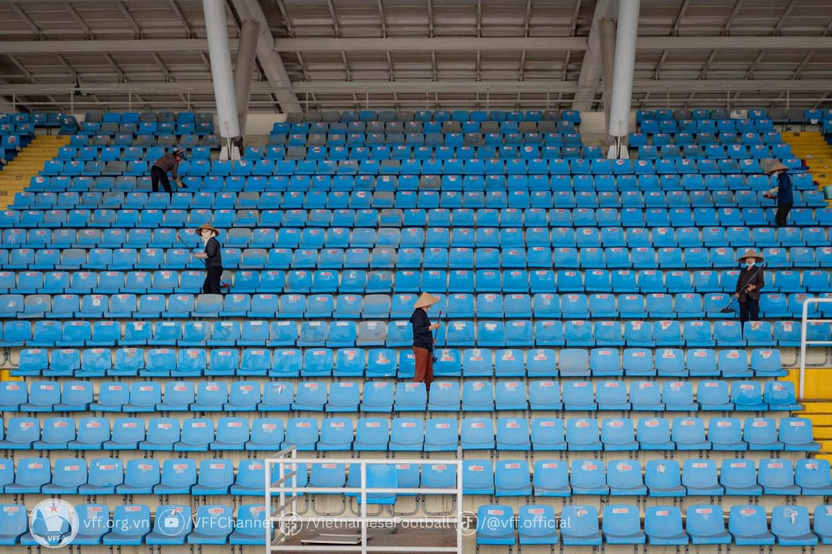 Hàng chục công nhân gấp rút lau dọn trên khán đài tại SVĐ Mỹ Đình.