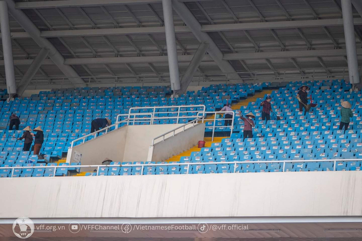 Từng ngóc ngách trên các khán đài SVĐ Mỹ Đình đều được lau chùi kỹ càng nhằm phục vụ tốt nhất khán giả tới xem trận đấu của tuyển Việt Nam đấu Indonesia vào tối ngày 26/3 tới.